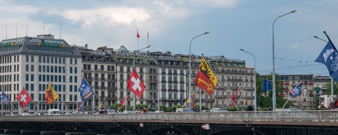 The Mont Blanc bridge and the Geneva cityscape